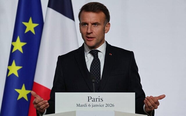 Le président français Emmanuel Macron donnant une conférence de presse après la signature de la déclaration sur le déploiement d'une force post-cessez-le-feu en Ukraine lors du sommet de la Coalition des volontaires sur les garanties de sécurité pour l'Ukraine, à l'Élysée, à Paris, le 6 janvier 2026. (Crédit : Ludovic Marin/POOL/AFP)