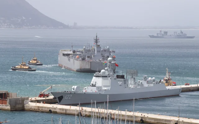 De gauche à droite, le destroyer lance-missiles chinois Tangshan (coque 122), le navire de la marine iranienne IRIS Makran 441 et le navire ravitailleur chinois Taihu dans le port de Simon's Town, près du Cap, le 8 janvier 2026. (Crédit : RODGER BOSCH / AFP)