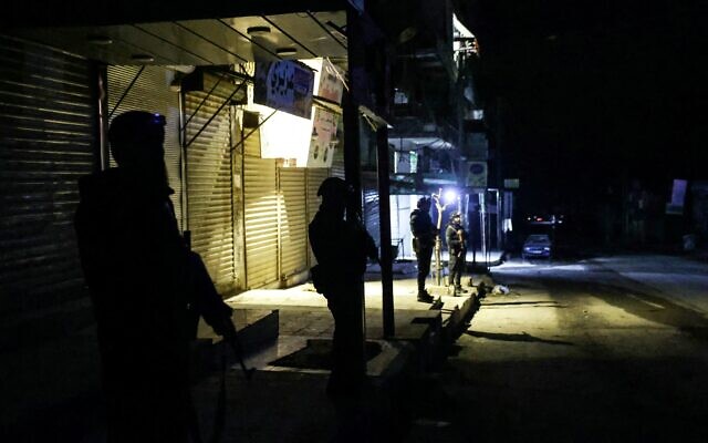Les forces de sécurité intérieure syriennes pénètrent dans le quartier d'Ashrafiyeh, dans la ville d'Alep, au nord de la Syrie, tard dans la soirée du 8 janvier 2026, à la suite de violents affrontements avec les Forces démocratiques syriennes (FDS) dirigées par les Kurdes et soutenues par les États-Unis, le 8 janvier 2026. (Crédit :  Bakr ALkasem / AFP)