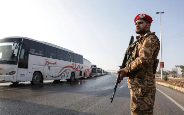 Des bus attendant près du rond-point de Lairamoun pour entrer dans le quartier de Sheikh Maqsud afin d'évacuer les membres des Forces démocratiques syriennes (FDS) kurdes soutenues par les États-Unis de deux quartiers de la ville d'Alep, dans le nord de la Syrie, le 9 janvier 2026. (Crédit : Bakr Alkasem/AFP) Des bus attendant près du rond-point de Lairamoun pour entrer dans le quartier de Sheikh Maqsud afin d'évacuer les membres des Forces démocratiques syriennes (FDS) kurdes soutenues par les États-Unis de deux quartiers de la ville d'Alep, dans le nord de la Syrie, le 9 janvier 2026. (Crédit : Bakr Alkasem/AFP)