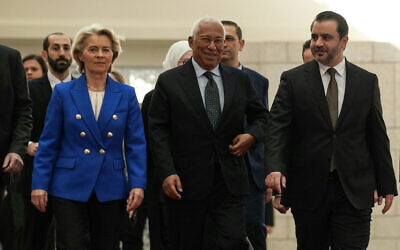 Le ministre syrien des Affaires étrangères et des Expatriés, Asaad Al-Shaibani (à droite), reçoit le président du Conseil européen, Antonio Costa (au centre), et la présidente de la Commission européenne, Ursula von der Leyen, lors d'une visite officielle au Palais du Peuple à Damas, la capitale syrienne, le 9 janvier 2026. (Crédit : Rami al SAYED / AFP)
