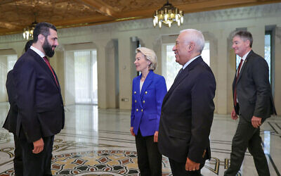 Le président syrien Ahmad al-Sharaa (à gauche) reçoit le président du Conseil européen Antonio Costa (à droite) et la présidente de la Commission européenne Ursula von der Leyen (au centre), avant leur réunion au Palais du Peuple à Damas. (Crédit : Photo du ministère syrien de l'Information / AFP)