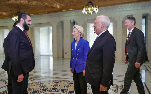 Le président syrien Ahmad al-Sharaa (à gauche) reçoit le président du Conseil européen Antonio Costa (à droite) et la présidente de la Commission européenne Ursula von der Leyen (au centre), avant leur réunion au Palais du Peuple à Damas. (Crédit : Photo du ministère syrien de l'Information / AFP) Le président syrien Ahmad al-Sharaa (à gauche) reçoit le président du Conseil européen Antonio Costa (à droite) et la présidente de la Commission européenne Ursula von der Leyen (au centre), avant leur réunion au Palais du Peuple à Damas. (Crédit : Photo du ministère syrien de l'Information / AFP)