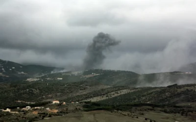 De la fumée s'élève du site d'une frappe aérienne israélienne qui a visé les sommets de la montagne al-Rihane, dans le sud du Liban, le 9 janvier 2026. (Crédit : Rabih DAHER / AFP)