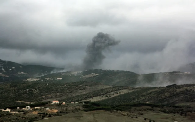 De la fumée s'élève du site d'une frappe aérienne israélienne qui a visé les sommets de la montagne al-Rihane, dans le sud du Liban, le 9 janvier 2026. (Crédit : Rabih DAHER / AFP) De la fumée s'élève du site d'une frappe aérienne israélienne qui a visé les sommets de la montagne al-Rihane, dans le sud du Liban, le 9 janvier 2026. (Crédit : Rabih DAHER / AFP)
