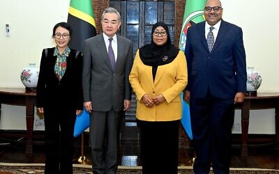 La présidente tanzanienne Samia Suluhu Hassan (2ᵉ à droite) posant pour une photo avec le ministre chinois des Affaires étrangères Wang Yi (2ᵉ à gauche) et l'ambassadeur de Chine en Tanzanie Chen Mingjian (à gauche) à la présidence à Dar es Salaam, sur une photo diffusée le 10 janvier 2026. (Crédit : State House Tanzania/AFP)