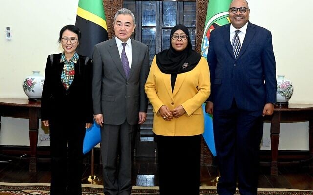 La présidente tanzanienne Samia Suluhu Hassan (2ᵉ à droite) posant pour une photo avec le ministre chinois des Affaires étrangères Wang Yi (2ᵉ à gauche) et l'ambassadeur de Chine en Tanzanie Chen Mingjian (à gauche) à la présidence à Dar es Salaam, sur une photo diffusée le 10 janvier 2026. (Crédit : State House Tanzania/AFP) La présidente tanzanienne Samia Suluhu Hassan (2ᵉ à droite) posant pour une photo avec le ministre chinois des Affaires étrangères Wang Yi (2ᵉ à gauche) et l'ambassadeur de Chine en Tanzanie Chen Mingjian (à gauche) à la présidence à Dar es Salaam, sur une photo diffusée le 10 janvier 2026. (Crédit : State House Tanzania/AFP)