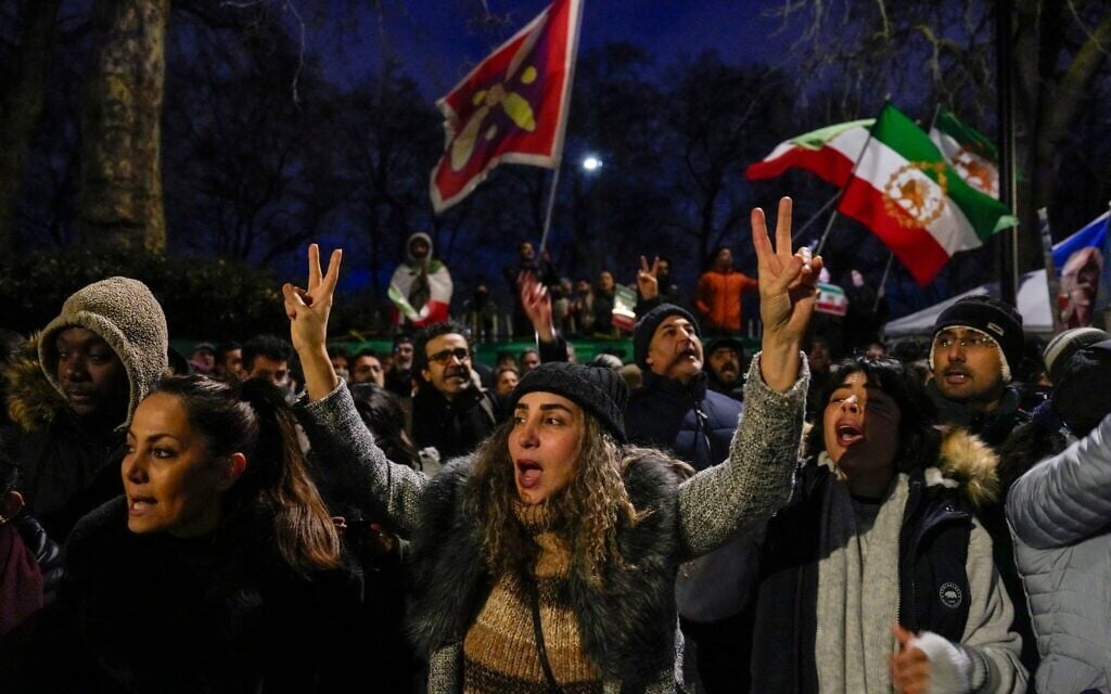 Des manifestants anti-régime iranien participant à une manifestation, devant l'ambassade d'Iran, dans le centre-ville de Londres, le 10 janvier 2026. (Crédit : Carlos Jasso/AFP)