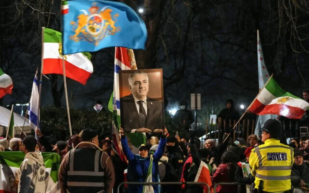 Des manifestants anti-régime iranien brandissant un portrait du fils du dernier shah d'Iran, Reza Pahlavi, lors d'une manifestation, devant l'ambassade d'Iran, dans le centre-ville de Londres, le 10 janvier 2026. (Crédit : Carlos Jasso/AFP) Des manifestants anti-régime iranien brandissant un portrait du fils du dernier shah d'Iran, Reza Pahlavi, lors d'une manifestation, devant l'ambassade d'Iran, dans le centre-ville de Londres, le 10 janvier 2026. (Crédit : Carlos Jasso/AFP)