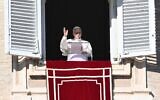 Illustration : Le pape Léon XIV s'adressant à la foule depuis la fenêtre du palais apostolique surplombant la place Saint-Pierre lors de sa prière dominicale de l'Angélus, au Vatican, le 11 janvier 2026. (Crédit : Alberto Pizzoli/AFP)