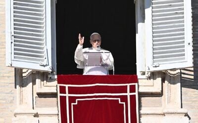 Illustration : Le pape Léon XIV s'adressant à la foule depuis la fenêtre du palais apostolique surplombant la place Saint-Pierre lors de sa prière dominicale de l'Angélus, au Vatican, le 11 janvier 2026. (Crédit : Alberto Pizzoli/AFP)