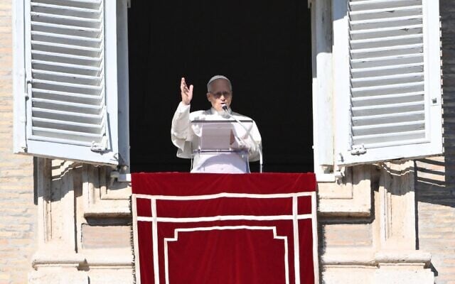 Illustration : Le pape Léon XIV s'adressant à la foule depuis la fenêtre du palais apostolique surplombant la place Saint-Pierre lors de sa prière dominicale de l'Angélus, au Vatican, le 11 janvier 2026. (Crédit : Alberto Pizzoli/AFP)