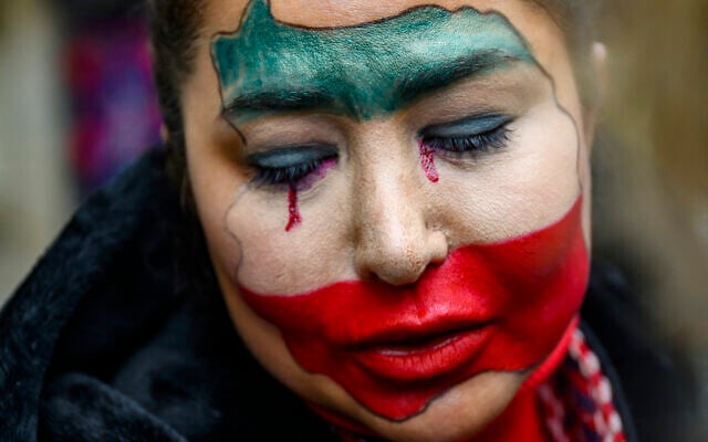 Une manifestante anti-régime iranien, le visage peint aux couleurs du drapeau iranien, participant à une manifestation devant le consulat iranien, à Istanbul, le 11 janvier 2026. (Crédit : Yasin AKGUL/AFP) Une manifestante anti-régime iranien, le visage peint aux couleurs du drapeau iranien, participant à une manifestation devant le consulat iranien, à Istanbul, le 11 janvier 2026. (Crédit : Yasin AKGUL/AFP)