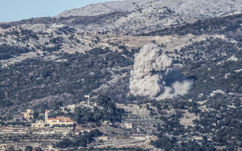 Illustration : De la fumée s'élevant du site d'une frappe aérienne israélienne qui a touché les flancs des collines près du village d'Al-Katrani, dans le sud du Liban, le 11 janvier 2026. (Crédit : Rabih Daher/AFP)