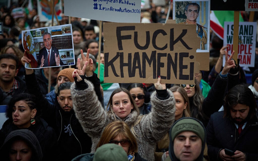 Une manifestante fait le signe de la victoire lors d'une manifestation de soutien aux rassemblements de masse dénonçant la République islamique d'Iran à Paris, le 11 janvier 2026. (Crédit : KIRAN RIDLEY / AFP)