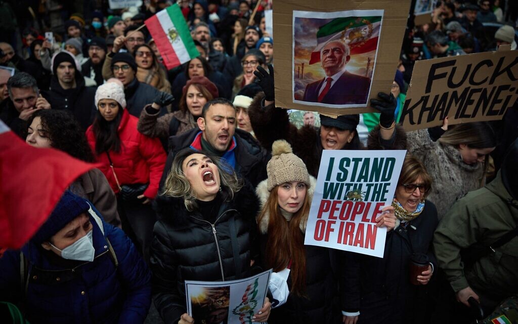 Des personnes participant à une manifestation pour soutenir les rassemblements de masse dénonçant la République islamique d'Iran, à Paris, le 11 janvier 2026. (Crédit : Kiran Ridley/AFP)