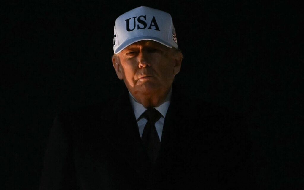 Le président américain Donald Trump se dirigeant vers Marine One à la base militaire d'Andrews, dans le Maryland, le 11 janvier 2026. (Crédit : Andrew Caballero-Reynolds/AFP)