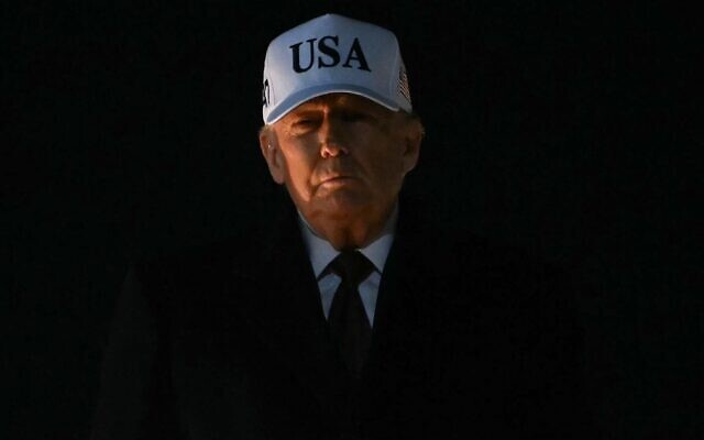 Le président américain Donald Trump se dirigeant vers Marine One à la base militaire d'Andrews, dans le Maryland, le 11 janvier 2026. (Crédit : Andrew Caballero-Reynolds/AFP)