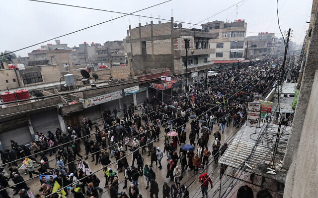 Les Kurdes syriens protestent contre les violences qui, selon eux, ont été commises par les forces gouvernementales syriennes lors des récents affrontements dans les quartiers kurdes d'Alep, dans la ville de Qamishli, contrôlée par les Kurdes, dans le nord-est du pays, le 13 janvier 2026.(Crédit : DELIL SOULEIMAN / AFP)