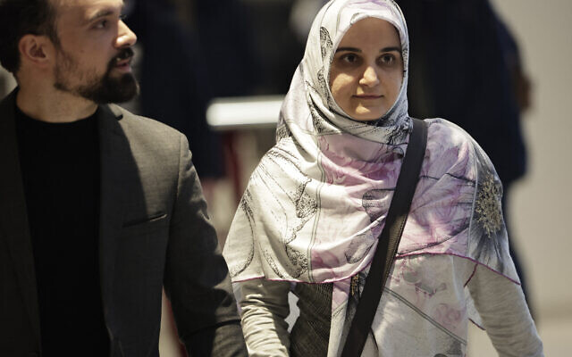 Mahdieh Esfandiari, une ressortissante iranienne, arrivéant avec l'un de ses avocats, Me Antoine Pastor, pour son procès pour apologie du terrorisme sur les réseaux sociaux, au tribunal de Paris, le 13 janvier 2026. (Crédit : Stéphane de Sakutin/AFP)