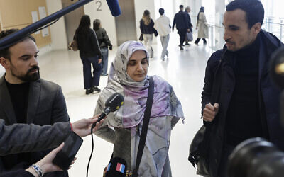 La ressortissante iranienne Mahdieh Esfandiari (au centre) s'adresse à la presse, entourée de ses avocats Antoine Pastor (à gauche) et Nabil Boudi (à droite), avant son procès pour promotion du terrorisme sur les réseaux sociaux, au tribunal de Paris, le 13 janvier 2026. (Crédit : STEPHANE DE SAKUTIN / AFP)
