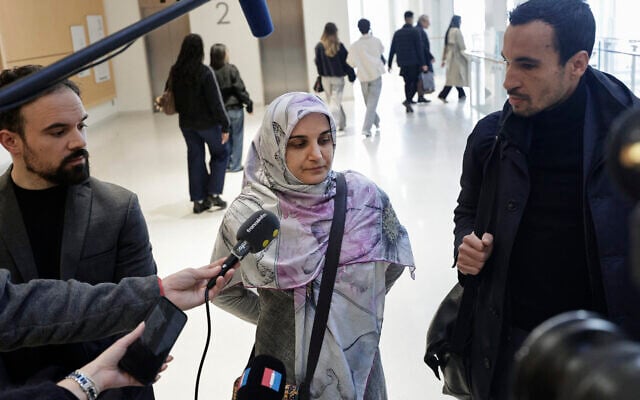 La ressortissante iranienne Mahdieh Esfandiari (au centre) s'adresse à la presse, entourée de ses avocats Antoine Pastor (à gauche) et Nabil Boudi (à droite), avant son procès pour promotion du terrorisme sur les réseaux sociaux, au tribunal de Paris, le 13 janvier 2026. (Crédit : STEPHANE DE SAKUTIN / AFP)