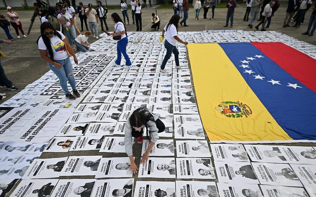 Les proches des prisonniers politiques participent à une manifestation en affichant les portraits des détenus à l'Université centrale du Venezuela à Caracas, le 13 janvier 2026. (Crédit : Juan BARRETO / AFP)