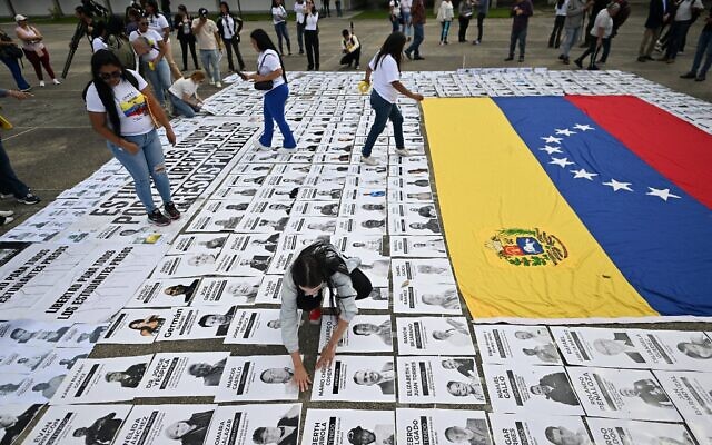Les proches des prisonniers politiques participent à une manifestation en affichant les portraits des détenus à l'Université centrale du Venezuela à Caracas, le 13 janvier 2026. (Crédit : Juan BARRETO / AFP)