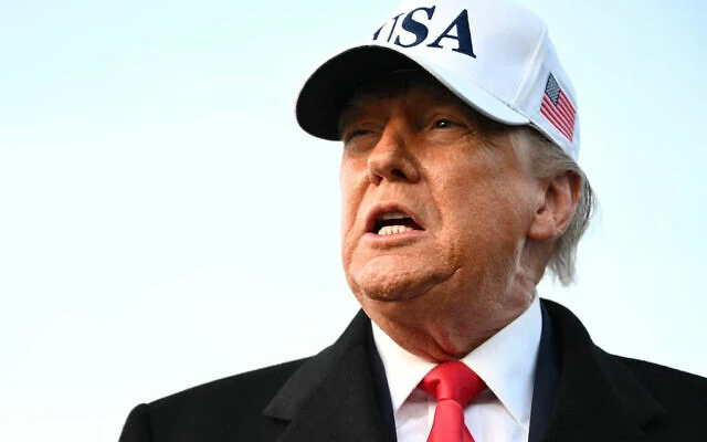 Le président américain Trump s'adressant à la presse à son retour à la base militaire d'Andrews, dans le Maryland, le 13 janvier 2026. (Crédit : Mandel Ngan/AFP)