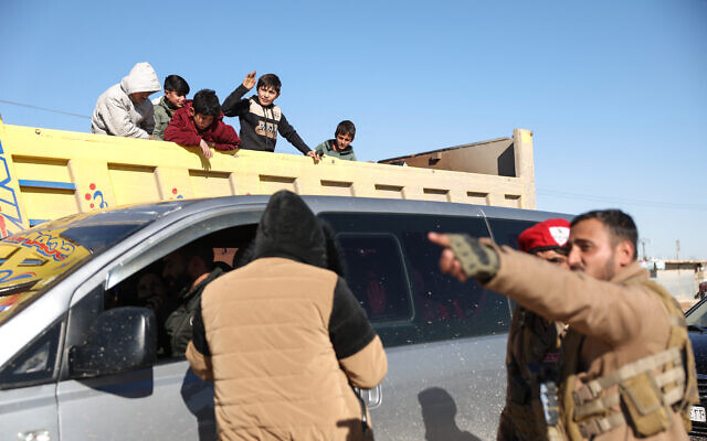 Des enfants dans un camion alors que des familles fuyant une zone située entre les forces gouvernementales syriennes et les zones contrôlées par les FDS kurdes à l'ouest de l'Euphrate arrivent dans la ville de Humaymah, contrôlée par le gouvernement, le 15 janvier 2026.(Crédit : Omar Haj Kadour/AFP)