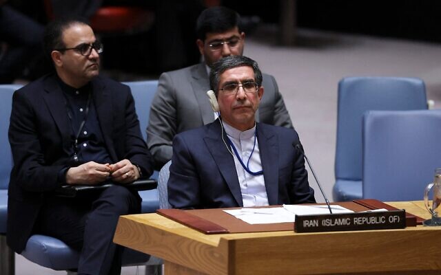 L'ambassadeur adjoint iranien auprès des Nations unies, Gholamhossein Darzi, écoutant attentivement lors d'une réunion du Conseil de sécurité de l'ONU sur la situation en Iran, au siège des Nations unies à New York, le 15 janvier 2026. (Crédit : Angela Weiss/AFP)