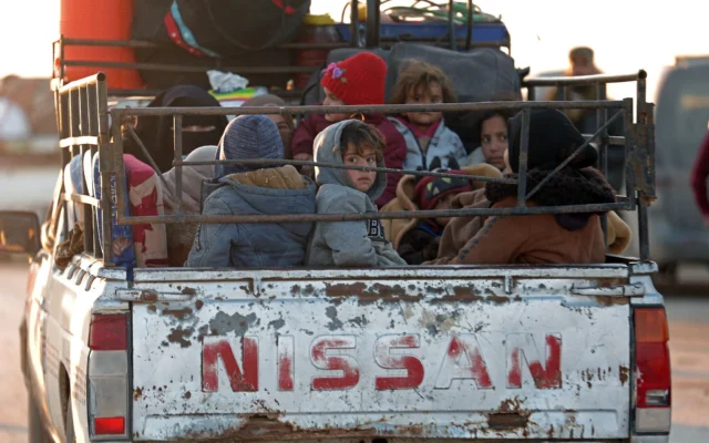 Des personnes assises dans un véhicule avec leurs effets personnels fuient les environs du village de Humaymah, à l'est de la ville d'Alep, en Syrie, le 16 janvier 2026. (Crédit : OMAR HAJ KADOUR / AFP) Des personnes assises dans un véhicule avec leurs effets personnels fuient les environs du village de Humaymah, à l'est de la ville d'Alep, en Syrie, le 16 janvier 2026. (Crédit : OMAR HAJ KADOUR / AFP)