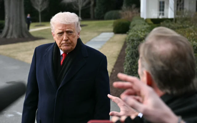 Le président américain Donald Trump s'adresse à la presse avant de monter à bord de Marine One alors qu'il quitte la pelouse sud de la Maison Blanche à Washington, DC, le 16 janvier 2026 (Crédit : Brendan SMIALOWSKI / AFP)