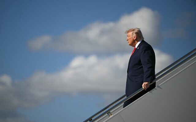 Le président américain Donald Trump descendant de l'Air Force One, à l'aéroport international de Palm Beach, à West Palm Beach, en Floride, le 16 janvier 2026. (Crédit : Andrew Caballero-Reynolds/AFP)