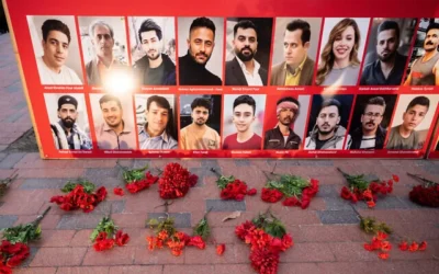 Des fleurs ont été disposées devant les photos d'Iraniens tués lors des manifestations en Iran, lors d'un rassemblement et d'une veillée en leur mémoire organisée par des Irano-Américains, devant la Maison Blanche à Washington, le 16 janvier 2026. (Saul Loeb/AFP)