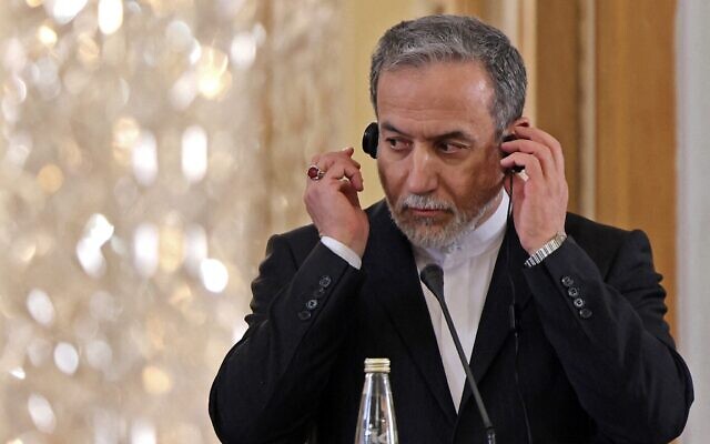 Le ministre iranien des Affaires étrangères, Abbas Araghchi, participant à une conférence de presse conjointe avec son homologue irakien, Fuad Hussein, à Téhéran, en Iran, le 18 janvier 2026. (Crédit : Atta Kenare/AFP)