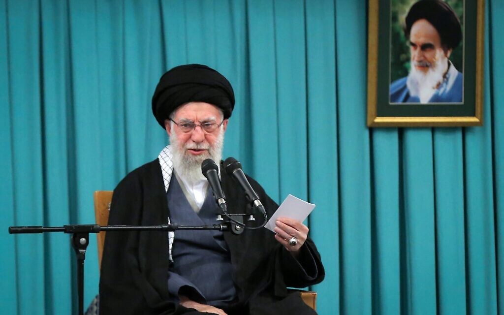 Le guide suprême iranien, l'ayatollah Ali Khamenei, s'adressant à la population, à Téhéran, le 17 janvier 2026. (Crédit : KHAMENEI.IR/AFP)