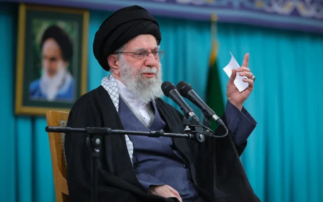 Cette photo fournie par le bureau du guide suprême iranien, l'ayatollah Ali Khamenei, le montre en train de s'exprimer à Téhéran le 17 janvier 2026. (Crédit : KHAMENEI.IR/AFP)