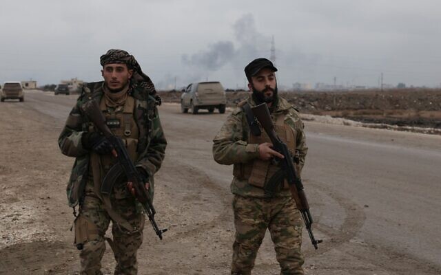 Les forces militaires syriennes entrent dans la ville de Raqqa, située au nord, sur la rive nord de l'Euphrate, le 18 janvier 2026. (Crédit : Bakr ALkasem / AFP)