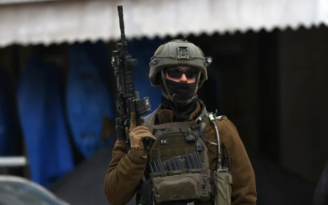 Un soldat montant la garde après la fermeture par l'armée israélienne d'une partie du secteur sud H2 de la ville de Hébron, en Cisjordanie, le 20 janvier 2026. (Crédit : Hazem Bader/AFP) Un soldat montant la garde après la fermeture par l'armée israélienne d'une partie du secteur sud H2 de la ville de Hébron, en Cisjordanie, le 20 janvier 2026. (Crédit : Hazem Bader/AFP)