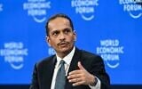 Le Premier ministre et ministre des Affaires étrangères du Qatar, Cheikh Mohammed ben Abdulrahman al-Thani, s'exprimant lors de la réunion annuelle du Forum économique mondial (WEF) à Davos, le 20 janvier 2026. (Crédit : Fabrice Coffrini/AFP)