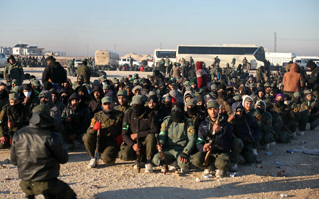 Des membres des forces de sécurité syriennes sécurisant le camp d'al-Hol qui abrite des proches de djihadistes du groupe terroriste sunnite État islamique (EI), dont les forces kurdes se sont retirées la veille, dans la région désertique de la province de Hassaké, le 21 janvier 2026. (Crédit : Omar Haj Kadour/AFP)