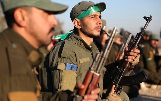 Des membres des forces de sécurité syriennes sécurisant le camp d'al-Hol dans la région désertique de la province de Hassaké, le 21 janvier 2026. L'armée syrienne est entrée le 21 janvier dans le vaste camp de détention d'Al-Hol, qui abrite des proches de djihadistes présumés de l'État islamique, d'où les forces kurdes se sont retirées la veille, selon un journaliste de l'AFP présent sur place. (Crédit : Omar Haj Kadour/AFP) Des membres des forces de sécurité syriennes sécurisant le camp d'al-Hol dans la région désertique de la province de Hassaké, le 21 janvier 2026. L'armée syrienne est entrée le 21 janvier dans le vaste camp de détention d'Al-Hol, qui abrite des proches de djihadistes présumés de l'État islamique, d'où les forces kurdes se sont retirées la veille, selon un journaliste de l'AFP présent sur place. (Crédit : Omar Haj Kadour/AFP)