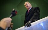 Le président américain Donald Trump réagissant alors qu'il quitte le centre des congrès lors du Forum économique mondial, à Davos, le 21 janvier 2026. (Crédit : Fabrice Coffrini/AFP)