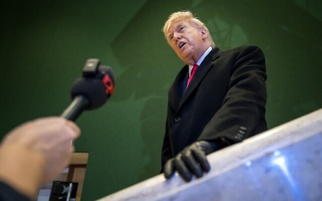 Le président américain Donald Trump réagissant alors qu'il quitte le centre des congrès lors du Forum économique mondial, à Davos, le 21 janvier 2026. (Crédit : Fabrice Coffrini/AFP)