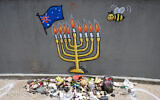 Des hommages sont rendus sur le viaduc, où les terroristes ont perpétré leur tuerie antisémite, en mémoire des victimes du 14 décembre à Bondi Beach, à Sydney, le 22 janvier 2026, dans le cadre de la journée nationale de deuil. Les Australiens allumeront des bougies et observeront une minute de silence le 22 janvier, lors d'une journée nationale de deuil pour les 15 personnes tuées par des terroristes armés qui ont ouvert le feu lors d'une célébration de Hanoukka à Bondi Beach. (Crédit : Steven Markham/AFP)