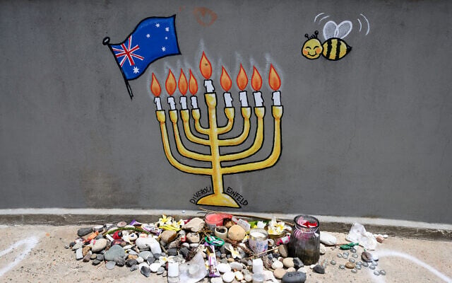 Des hommages sont rendus sur le viaduc, où les terroristes ont perpétré leur tuerie antisémite, en mémoire des victimes du 14 décembre à Bondi Beach, à Sydney, le 22 janvier 2026, dans le cadre de la journée nationale de deuil. Les Australiens allumeront des bougies et observeront une minute de silence le 22 janvier, lors d'une journée nationale de deuil pour les 15 personnes tuées par des terroristes armés qui ont ouvert le feu lors d'une célébration de Hanoukka à Bondi Beach. (Crédit : Steven Markham/AFP)