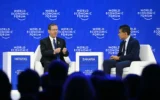 Le président Isaac Herzog (à gauche) s’entretenant avec le journaliste de CNN Fareed Zakaria lors de la réunion annuelle du Forum économique mondial (WEF), à Davos, le 22 janvier 2026. (Crédit : Fabrice Coffrini/AFP)