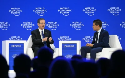 Le président Isaac Herzog (à gauche) s’entretenant avec le journaliste de CNN Fareed Zakaria lors de la réunion annuelle du Forum économique mondial (WEF), à Davos, le 22 janvier 2026. (Crédit : Fabrice Coffrini/AFP) Le président Isaac Herzog (à gauche) s’entretenant avec le journaliste de CNN Fareed Zakaria lors de la réunion annuelle du Forum économique mondial (WEF), à Davos, le 22 janvier 2026. (Crédit : Fabrice Coffrini/AFP)
