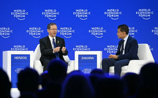 Le président Isaac Herzog (à gauche) s’entretenant avec le journaliste de CNN Fareed Zakaria lors de la réunion annuelle du Forum économique mondial (WEF), à Davos, le 22 janvier 2026. (Crédit : Fabrice Coffrini/AFP)